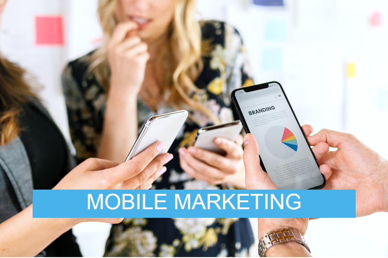 tiga orang memegang smartphone bertuliskan branding di mobile marketing
